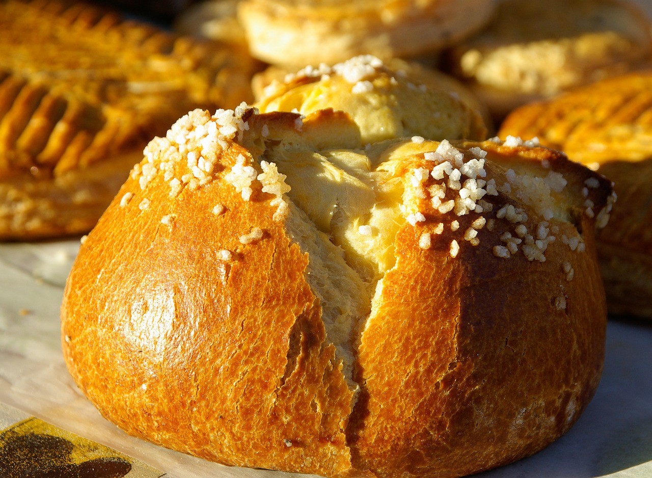 Viennoiserie Au Beurre Connue Dans Le Monde Entier La praluline, fabrication de la fameuse brioche aux pralines roses